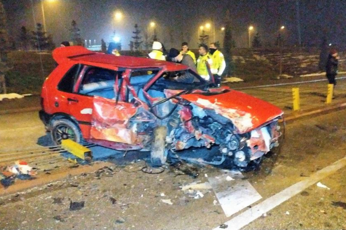 Çaldıkları otomobille ters yönde giderken kaza yaptılar