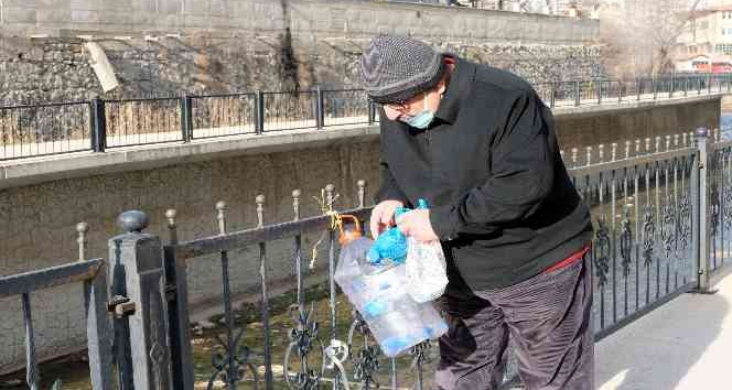 Bıkmadan, usanmadan hastaneye tekerlekli sandalye almak için mavi kapak topluyor