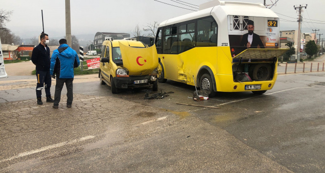 Minibüs ile ticari araç çarpıştı: 1 yaralı