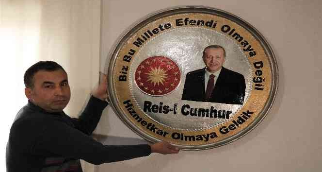 Cumhurbaşkanı Erdoğan’a üzerinde portresi bulunan bakır tepsiyi hediye etmek istiyor