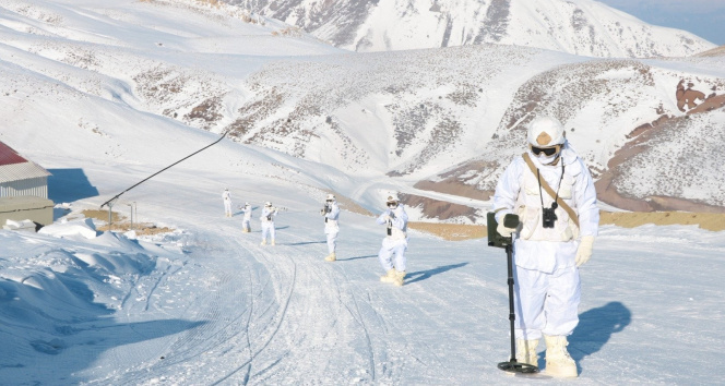 Kayak tutkunlarının güvenliği Mehmetçike emanet
