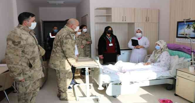 Jandarma hem çocukları hem de hastaları ziyaret etti