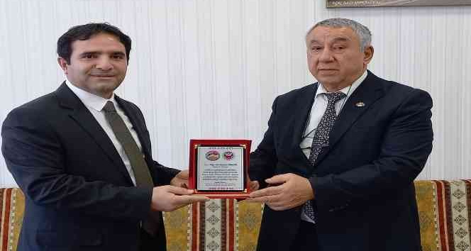 Ünsal’dan Dekan Güngör’e plaket