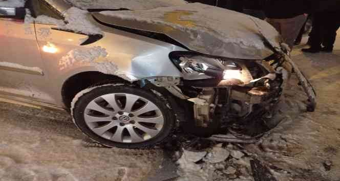 Iğdır’da kar yağdı, maddi hasarlı kaza meydana geldi