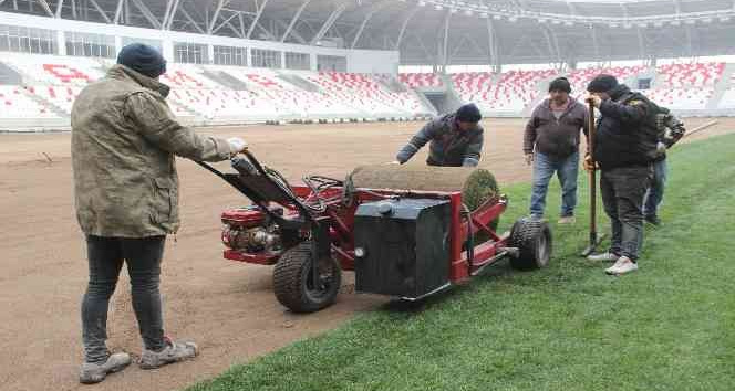 Karaman’ın 15 bin kişilik stadyumunda çim serme çalışması başladı