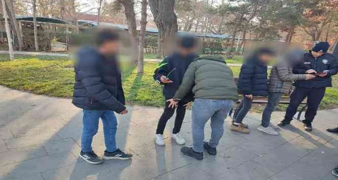 Ekipler okul çevrelerinde denetimleri sürdürüyor
