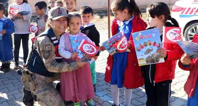 Siirt’te jandarma ekipleri, köy okulu öğrencilerini bilgilendirdi