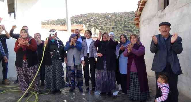 40 yıl sonra kavuştukları suyu gözyaşıyla karşıladılar