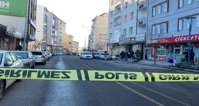 Balkondan rastgele ateş açan şahsı emniyet müdürü ikna etti