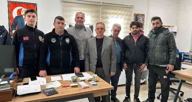 Minibüsünde bulduğu para dolu çantayı sahibine ulaştırdı