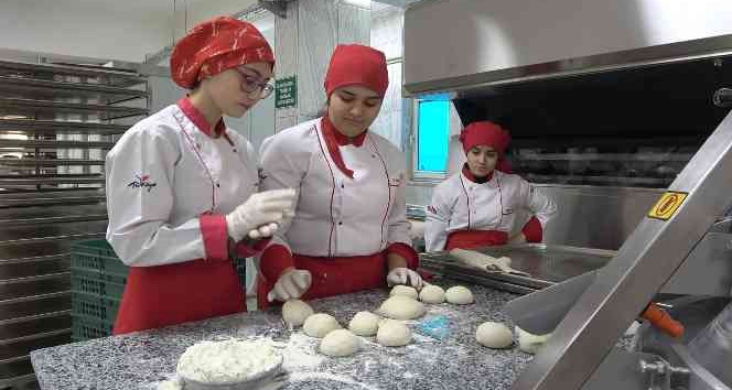 Öğrenciler üretim için fırının başına geçti: 6 dakikada 300 ekmek