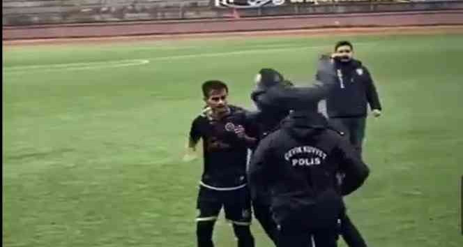 Sahaya inen kulüp başkanı rakip futbolcuyu tokatladı