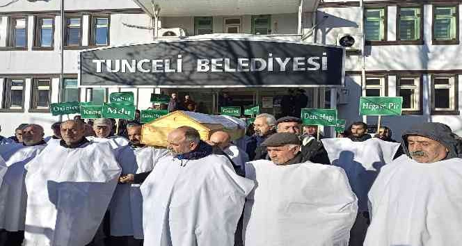 Tunceli’de köylüler, belediyeyi tabut ve kefenlerle protesto etti
