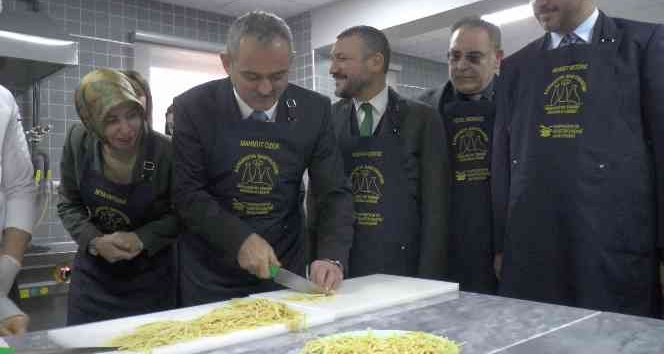 Bakan Özer önlük taktı, erişte kesti