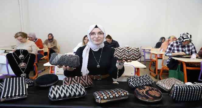 Kınalı ellerden çıkan çantalara sipariş yetişmiyor