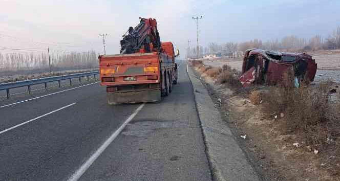 Iğdır’da otomobil önce elektrik direğine çarptı sonra tarlaya uçtu