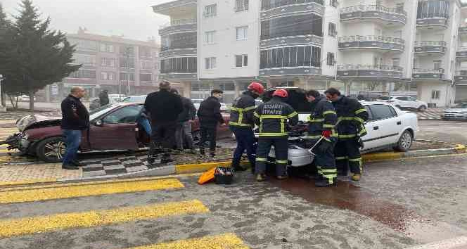 Aksaray’da 2 otomobil çarpıştı: 3 yaralı