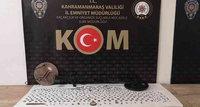 İş yerini tarihi eserlerle doldurmuş