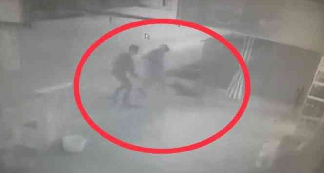 Bakkala giden çocuğa köpek saldırdı, o anlar kamerada