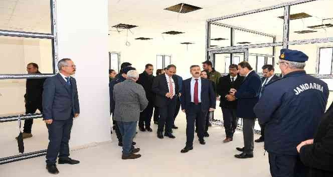 Vali Ergün yeni Eşme Hükümet Konağı inşaatını inceledi