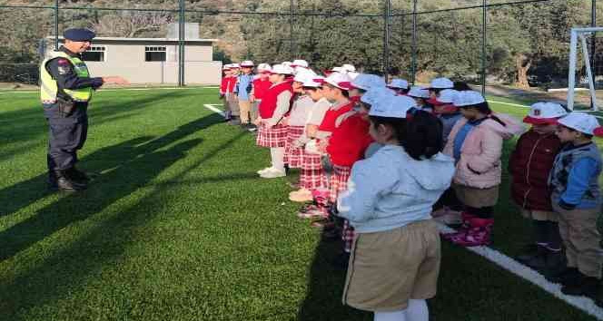 Jandarmadan öğrencilere okul servisi eğitimi