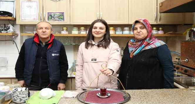 (ÖZEL) Anne demliyor baba kız günde 700 bardak çay dağıtıyor