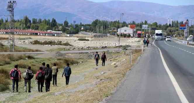 Çalışma izni bulunmayan yabancıyı çalıştıran işverenlere her bir yabancı için 35 bin 815 TL para cezası