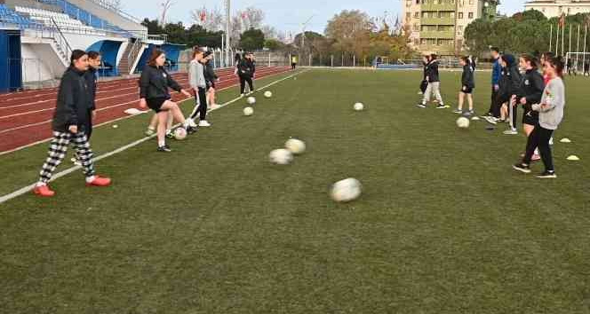 Kız öğrencilerin futbol tutkusu