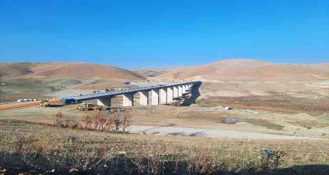 Tunceli’de 4 ilçeyi birbirine bağlayan köprü bitmek üzere