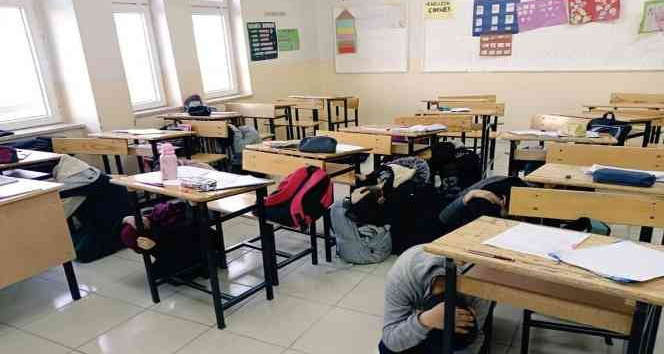 AFAD okullarda eğitime devam ediyor