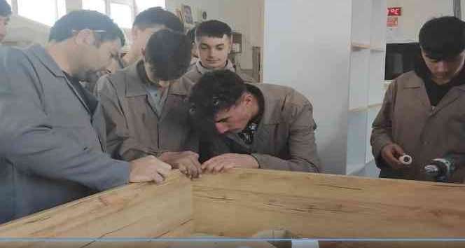 Ardahan’da meslek liseleri fabrika gibi çalışıyor