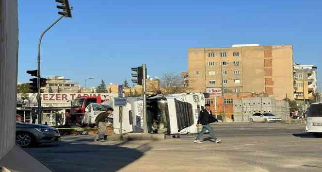 Kızıltepe’de tır hafif ticari aracın üzerine devrildi: 2 yaralı