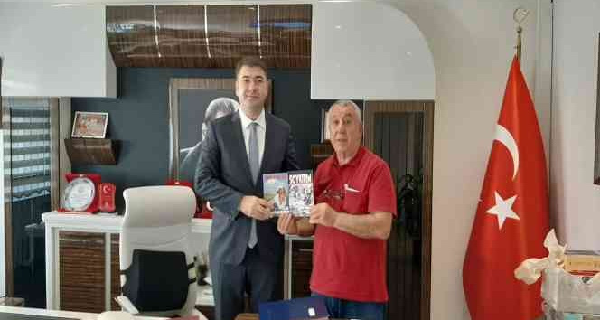 Serdar Ünsal, ’ Yüreğim İrevan’da kaldı’ romanını Vali Yardımcısı Ömer Said Karakaş’a hediye etti