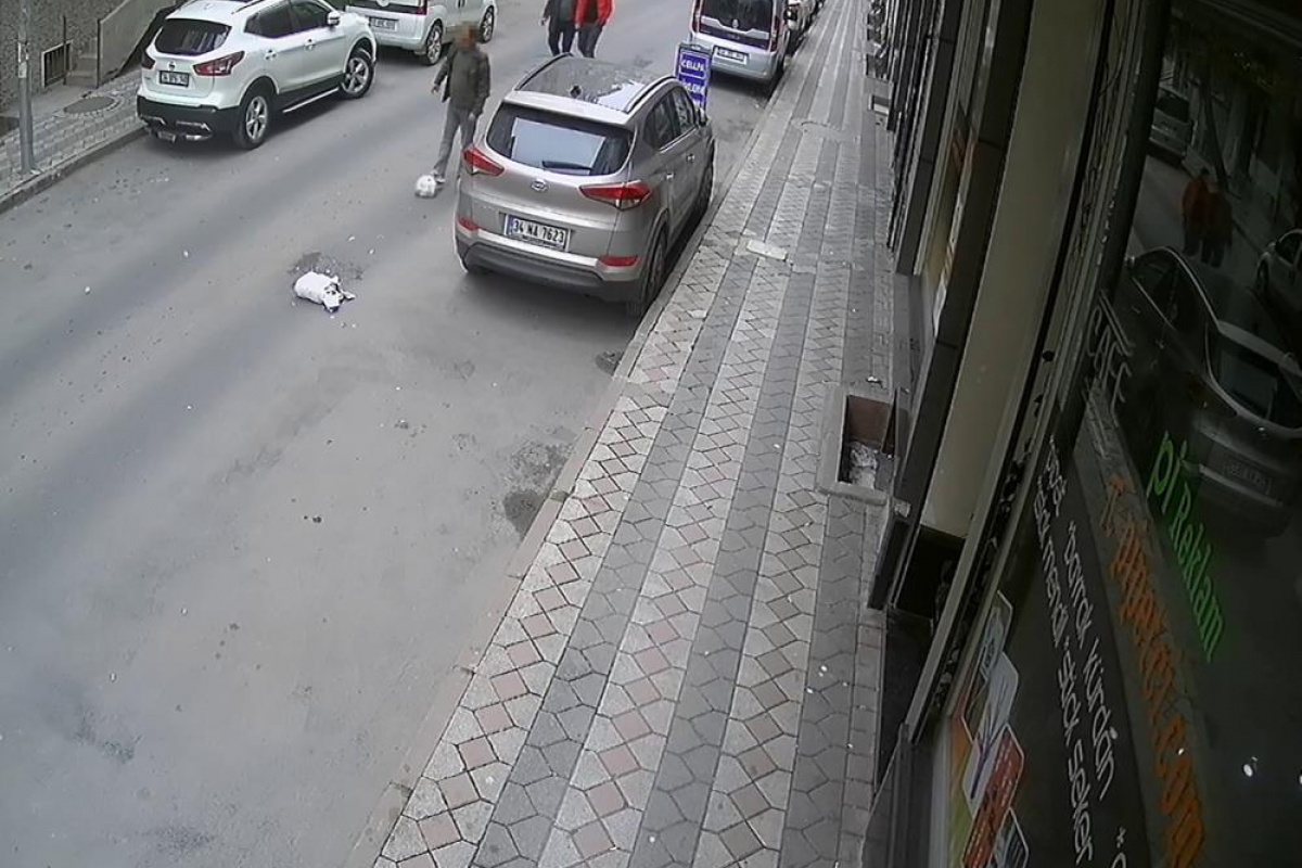 Sultangazi&#039;de akılalmaz olay kamerada: Çöp poşetini önce fırlattı sonra tekmeleyerek götürdü