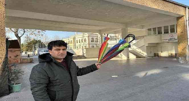 Süs için asılan şemsiyeler LGBT propagandası nedeniyle söktürüldü