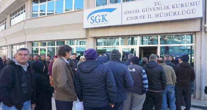 Haberi duyan SGK binasına koştu: Uzun kuyruklar oluştu