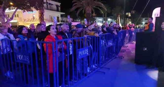Bodrum’da Zeynep Casalini hayranlarını coşturdu