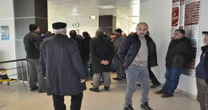 Kars’ta SGK Binası’nda EYT yoğunluğu
