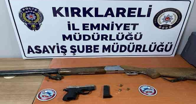 Şüpheli tavırlar uyuşturucu ve silah yakalattı