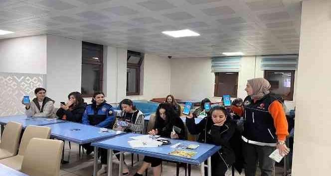 Tunceli’de polis ekipleri vatandaş ve öğrencileri bilgilendirdi
