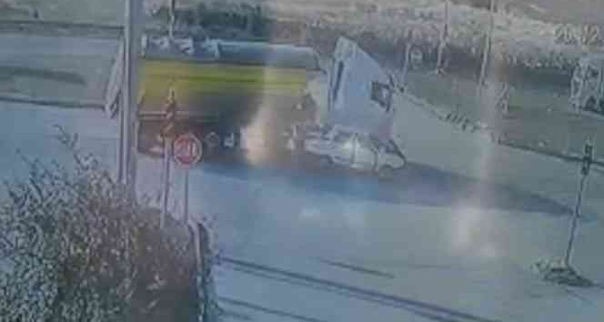Hafriyat kamyonu otomobili hurdaya çevirdi: 2 kişinin yaralandığı kaza anı kamerada