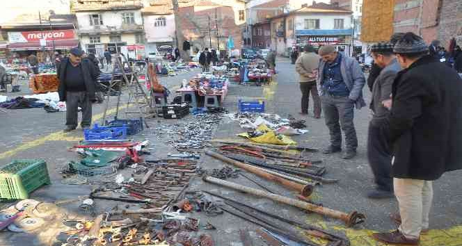 Eski eşyalar asırlık pazarda ekonomiye kazandırılıyor