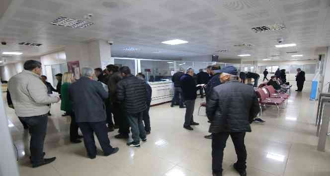 EYT borçlanmasını öğrenmek isteyenler kuyruk oluşturdu