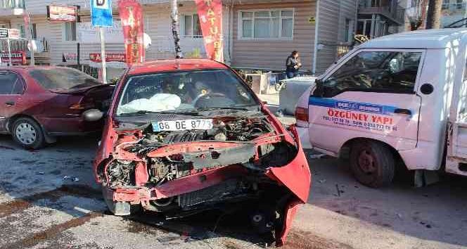 Kontrolden çıkan otomobil park halindeki 3 araca çarparak durabildi