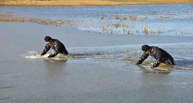 Buzları kırarak kayıp kadını aradılar