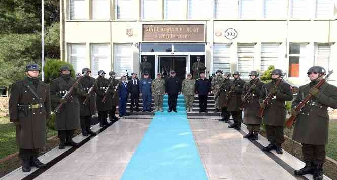 Bakan Akar ve TSK komuta kademesinden “Rüzgar Alayı”na ziyaret