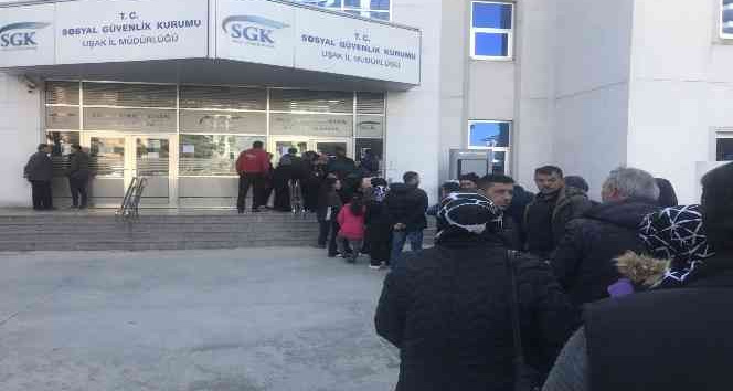 Uşak’ta SGK önünde metrelerce EYT kuyruğu oluştu