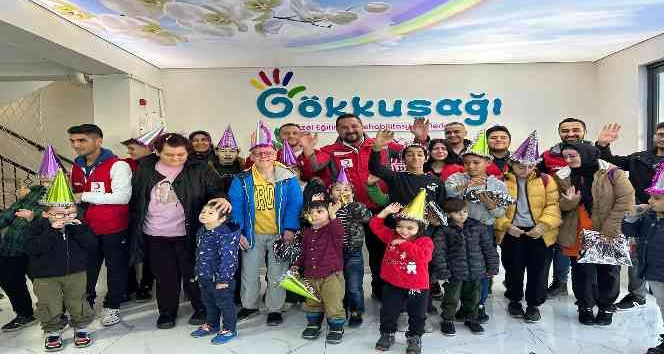 Kızılay yeni yıl öncesi çocukları sevindirdi