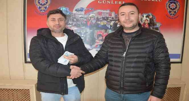 Taksici aracında unutulan 10 bin lirayı sahibine teslim etti