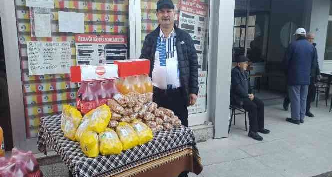 Köy muhtarı yılın son gününü hediye dağıtarak sonlandırdı